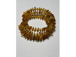 Браслет на пружине тройной из обработанного янтаря