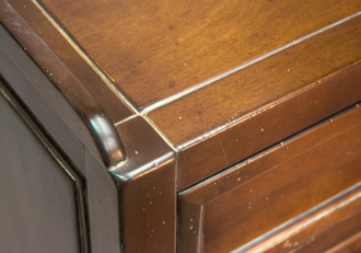 Комод с 6 выдвижными ящиками.