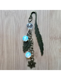 Закладка-перо "Снежность" с опаловыми бусинами, хрусталиком и снежинкой