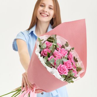 11 розовых роз с эвкалиптом