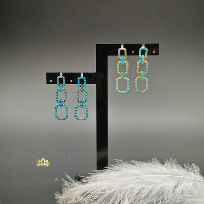 Серьги Триумф с сатиновыми кристаллами на черном фоне 4см