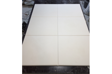 С виду все просто, но при изготовлении гипсовых панелей все не так просто как кажется - при застывании гипс расширяется и какая бы не была точная форма, на выходе будем иметь погрешность, тем более когда панель массивная и толстая.