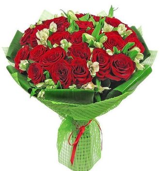 Букет из 25 красных роз, альстромерий и зелени