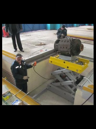 Ножничный подъемник для съема двигателя троллейбуса