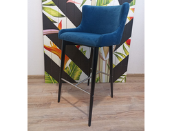 Аренда барного стула Ветро в синем велюре на черных ножках