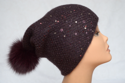 slivovaya-shapka-vizio-6161-s-pomponom-i-ukrasheniyami