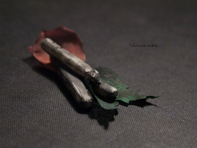 Готическая брошь с лепестками розы "Воспоминание о былых временах"