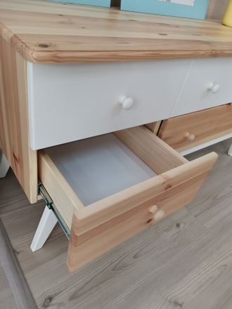 Тумба для ТВ на высоких ножках Сканди из массива сосны Эмаль крем / Натура