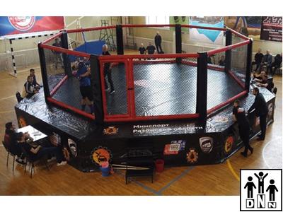 Восьмиугольный ринг (клетка) для ММА на подиуме с выносом 1,2м  (диаметр 8.9 м подиума,рабочая зона 6.5м, высота помоста 1 м) DNN