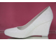 Белые свадебные туфли круглый мыс на средней танкетке устойчивый каблук украшены выбитой кожей № 850-S1271=1