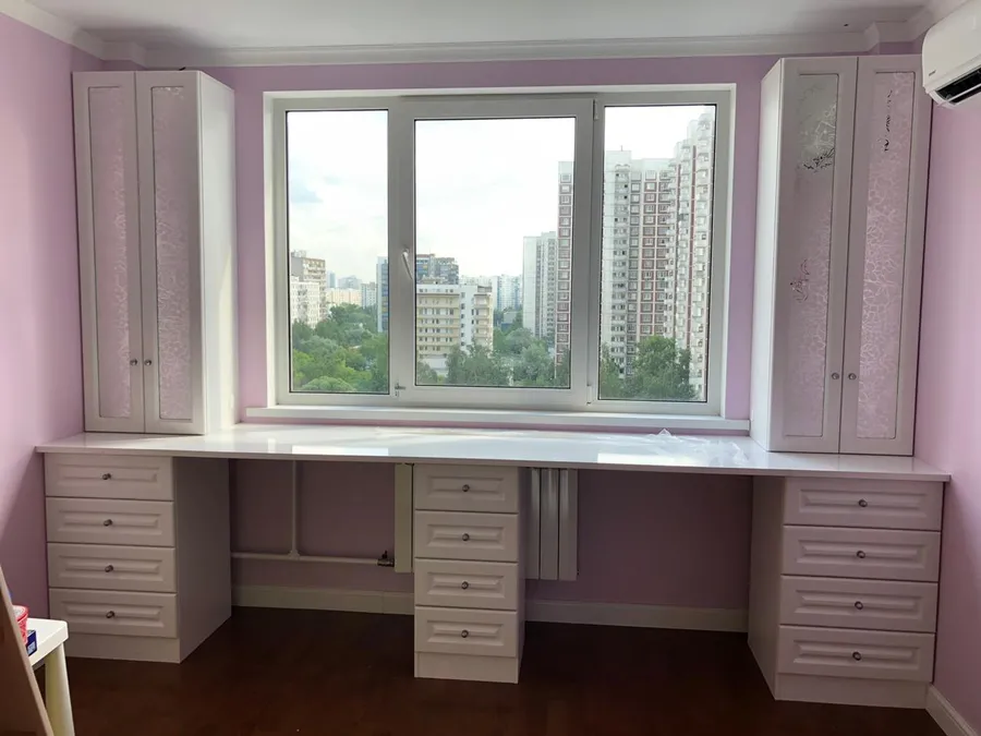 004 Мебель в комнате для двоих детей.
Верхние шкафы: Фасад МДФ: Вставка - зеркало сатинато, серебро, цветы
Столешница ЛДСП: Белый альпийский глянец
Нижние тумбы: Фасады МДФ пленка, белый, софт 0001
