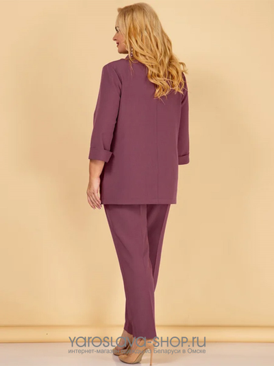 Стильный костюм-тройка, состоящий из жакета, брюк и блузы, в бордовом оттенке
