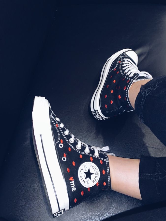 Черные кеды Converse Chuck 70 Embroidered Lips высокие со скидкой 70%