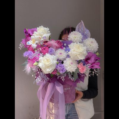 Цветочная композиция из пионовидных роз, диантуса и калл