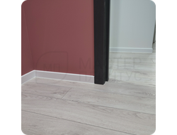 Плинтус ХДФ Dollken Cubu Flex Life XL 80мм Х 2,5 м 1013/5012 Белый в интерьере 2