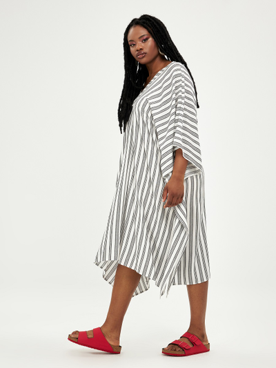 Эффектное летнее платье в полоску