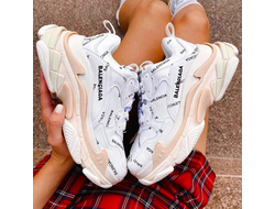 Кроссовки Balenciaga Triple S белые с бежевой подошвой во Владивостоке