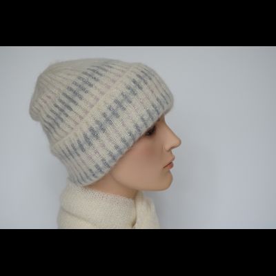 Белая женская шапка с отворотом и стразами Vizio Италия 8007 CRY