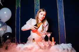 Пирамида из бокалов шампанского +личный бармен