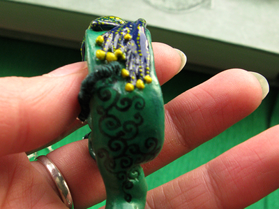 Тропическая лягушка. Необычный кулон - подвеска в виде лягушки (кулон-лягушка) из полимерной глины