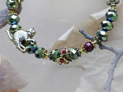 "Солнце и кошка в саду", браслет-талисман с кристаллами и цветами