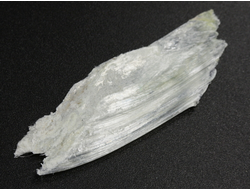 Брусит (немалит) светло-зеленый, волокнистый брусит, коллекционный образец, Россия, КЧР, Урупский район, м-ние Мощевая балка (45*15*2 мм, 1 г) №29687