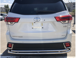 Защита заднего бампера угловая большая двойная d60/42 для Toyota Highlander 2017-2020