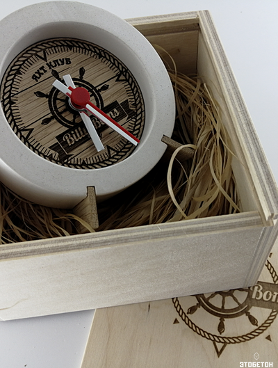 Часы в подарочной упаковке из высокосортной фанеры