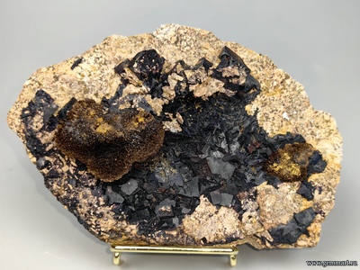 Флюорит и радиально-лучистый гетит на породе. Украина.