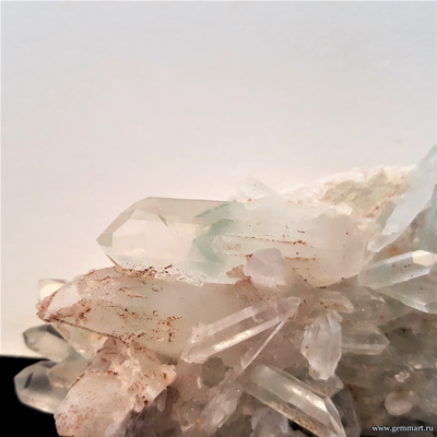 Горный хрусталь (разн. кварца)  с фантомами, фуксит. Мадагаскар. 93*49*36мм.