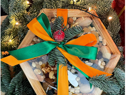 Новогодний бокс из орехов и сухофруктов