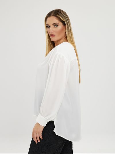 Блуза молочного цвета с V-образным вырезом