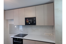 Кухня бежево-розовая