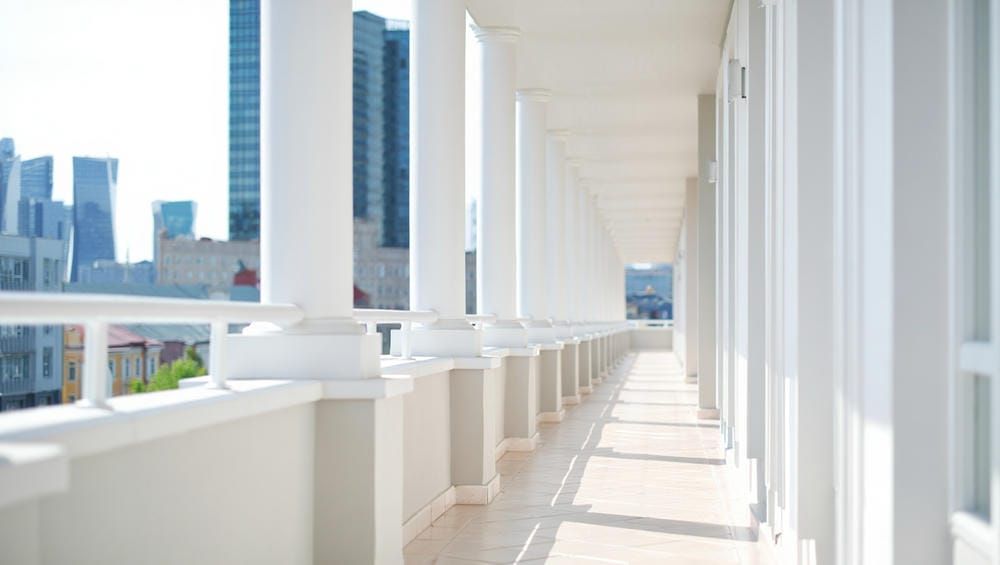 Дизайн фасада с использованием полиуретановых балясин и перил на балконе коммерческого объекта