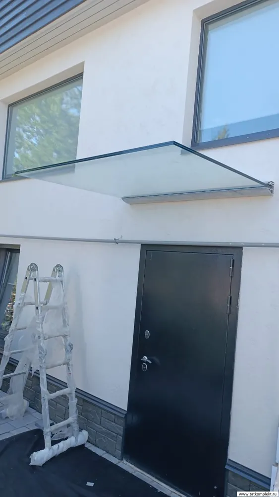 Стеклянный козырек на зажимном алюминиевом анодированном профиле. Стекло закаленное толщиной 20мм(10+2+10) триплекс