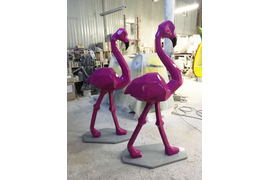 Фигура фламинго из пластика