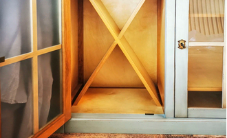 Витрина винтажная с двумя ящиками.