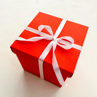 Красная подарочная коробка GILEV 30х30х30см с белой лентой и наполнителем