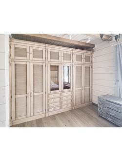 Встроенный шестидверный шкаф с жалюзийными дверьми.