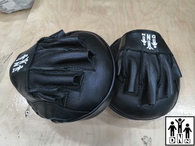 Лапы боксерские вогнутые натуральная кожа с открытыми пальцами DNN