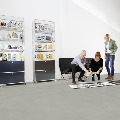 Виниловый пол Wineo 800 Tile L Solid Light DB00101-3 в интерьере офиса