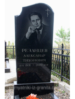 Фото вертикального бюджетного памятника на могилу простой прямоугольной формы в СПб