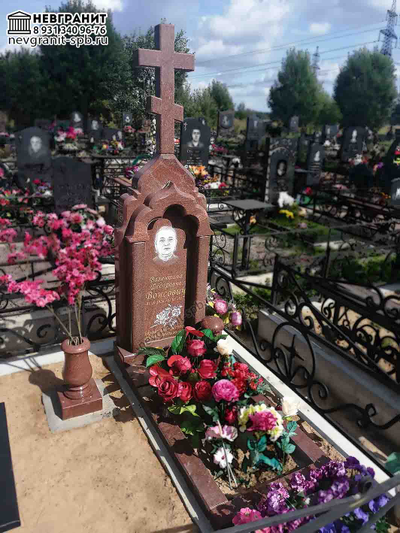 Памятник арка на могилу 2АР из красного гранита женщине