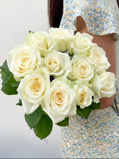 11 белых роз