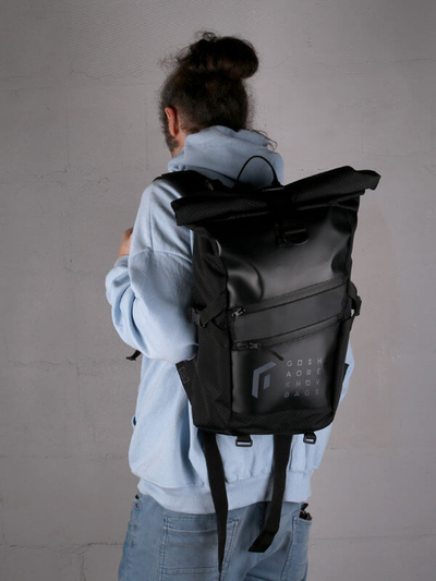 Парень с рюкзаком Гоша Орехов Technic Rolltop Expert Black