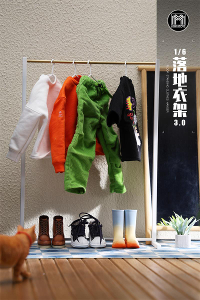 Стойка с вешалками 1/6 (белая) - КОЛЛЕКЦИОННАЯ ДИОРАМА 1/6 Freestanding coat rack 3.0 (M2405B) - MMMTOYS