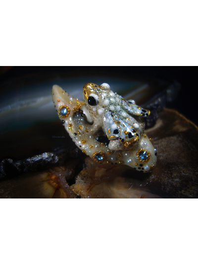 Мини-брошь с жемчугом и крылатой лягушкой &quot;Царская бабочка, Дивная Зоренька&quot;