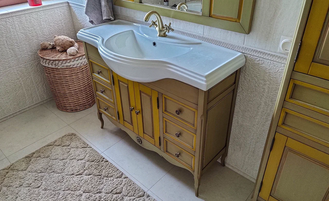 Тумба под накладную раковину на резных ножках.