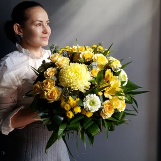 БУКЕТ В ЖЕЛТОЙ ГАММЕ С ХРИЗАНТЕМАМИ, РОЗАМИ, ГЕРБЕРАМИ , АЛЬСТРОМЕРИЕЙ И ЗЕЛЕНЬЮ - (АРТ. C37)