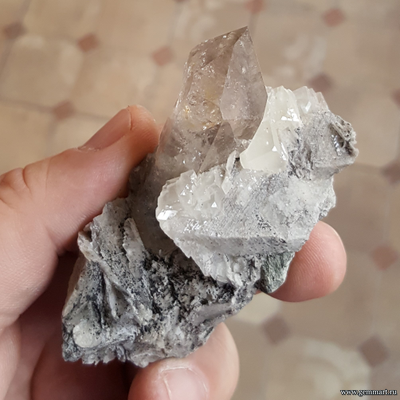 Горный хрусталь (разн. кварца) с кальцитом  на хлорит-серицитовом сланце. Россия. 78*44*25мм